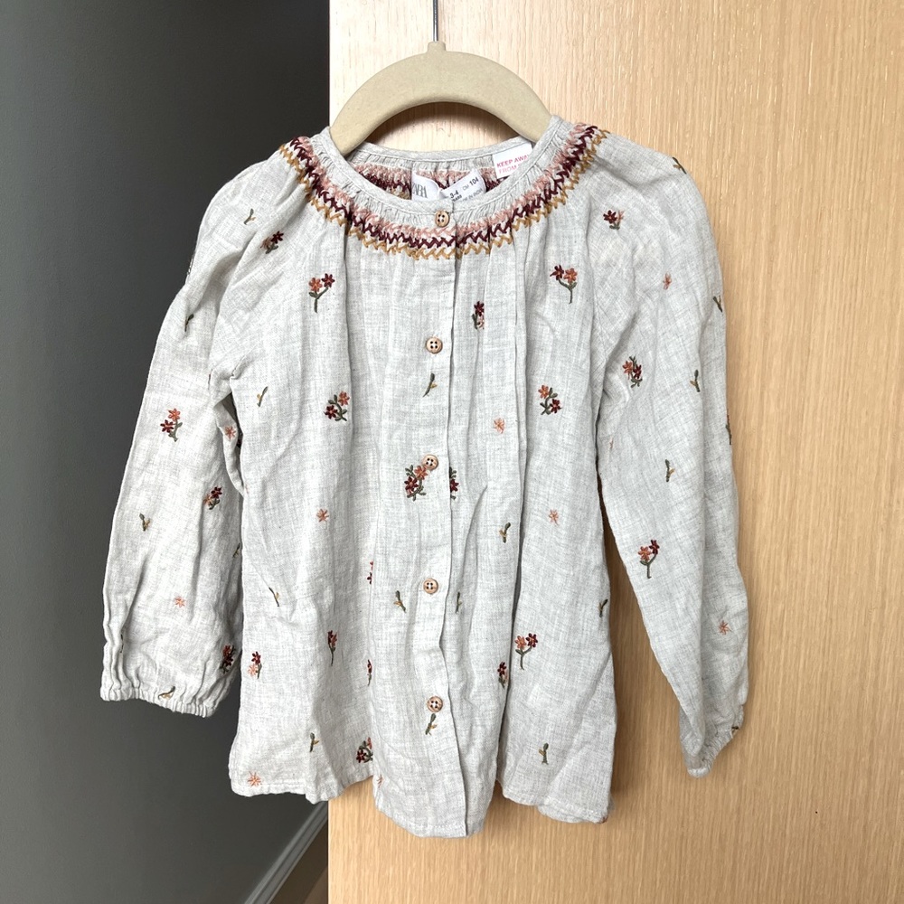 NWT Zara button front shirt with floral embroidery detail in size 3-4 yrs